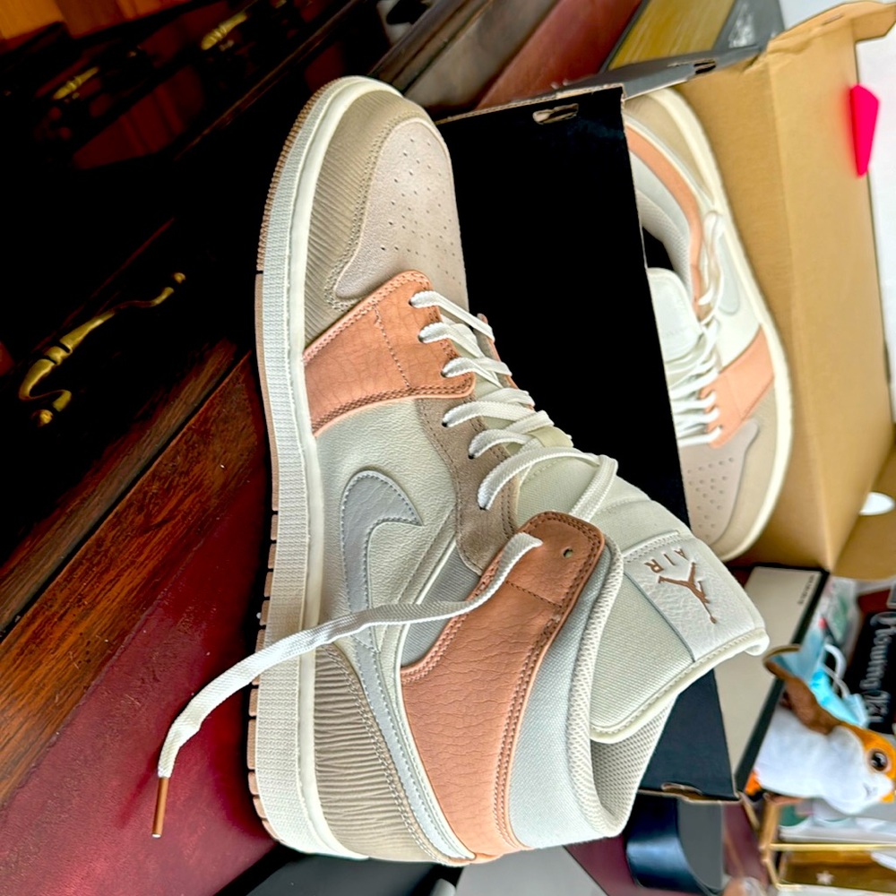 MENS JORDAN 1 mid Milan